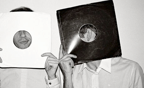 2manydjs-090811-2