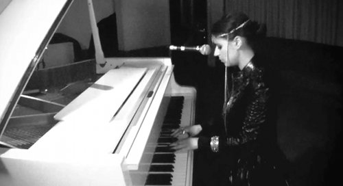 Yadi Yadi performs 'Paper Rose'