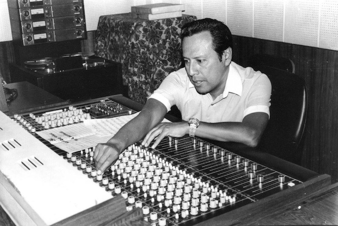 Alberto-Maraví-en-sala-de-control-de-INFOPESA-copy