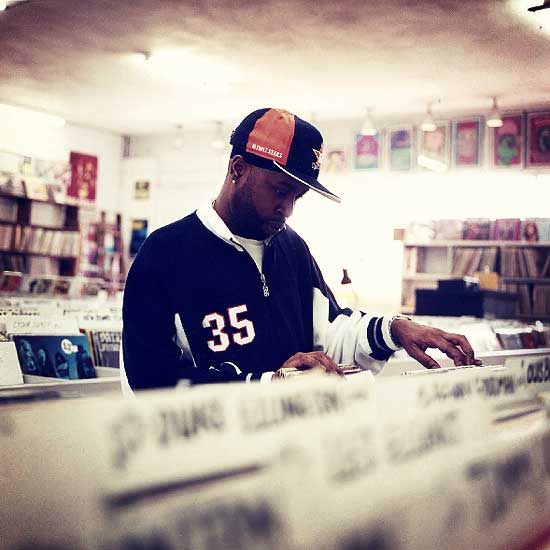 Watch candid footage of J Dilla in a recording session with Common and The Soulquarians from 2002
