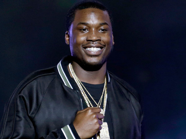 Meek Mill threatens fan for holding Drake sign