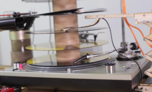 This machine plays techno without any human interaction