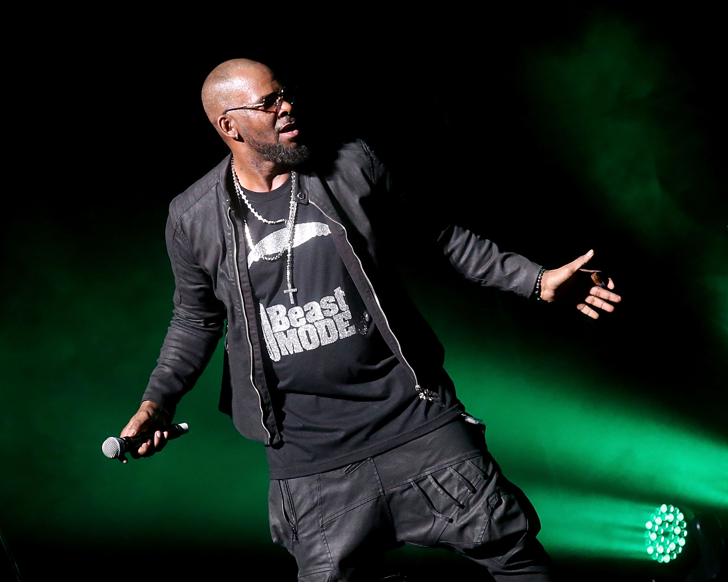 Рэпер р келли альбомы 2003. Рэппер r kelly. Арк келли рэпер. R kelly приговор. Репер r.